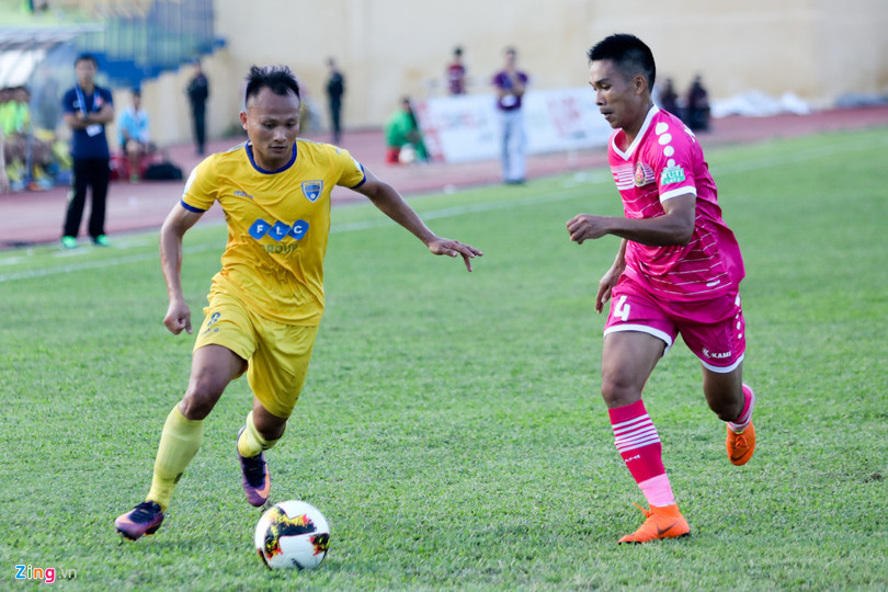 Một người đồng đội khác cũng chia tay SLNA cùng năm với Văn Bình là Nguyễn Trọng Hoàng (phải). Gia nhập Bình Dương, Trọng Hoàng đạt tới đỉnh cao của sự nghiệp khi 2 lần vô địch V.League, chơi rất hay ở AFC Champions League, đá chính trong màu áo tuyển Việt Nam ở AFF Cup 2014 và tỏa sáng tại AFF Cup 2016. Anh đã chuyển tới Thanh Hóa và vẫn đang là trụ cột tại đây. Công Phượng, Phi Sơn và đội hình sao gốc Nghệ khuynh đảo V.League