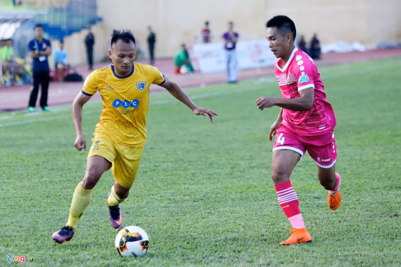 Một người đồng đội khác cũng chia tay SLNA cùng năm với Văn Bình là Nguyễn Trọng Hoàng (phải). Gia nhập Bình Dương, Trọng Hoàng đạt tới đỉnh cao của sự nghiệp khi 2 lần vô địch V.League, chơi rất hay ở AFC Champions League, đá chính trong màu áo tuyển Việt Nam ở AFF Cup 2014 và tỏa sáng tại AFF Cup 2016. Anh đã chuyển tới Thanh Hóa và vẫn đang là trụ cột tại đây. Công Phượng, Phi Sơn và đội hình sao gốc Nghệ khuynh đảo V.League