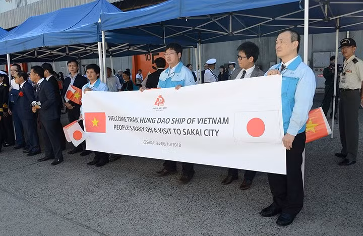 Chùm ảnh Tàu Hải quân Việt Nam được chào đón ở Osaka Nhật Bản