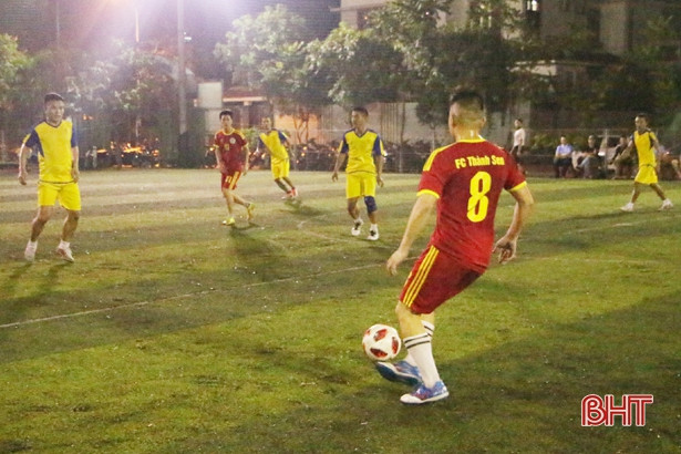 Khởi tranh Giải bóng đá lão tướng Thành phố Hà Tĩnh