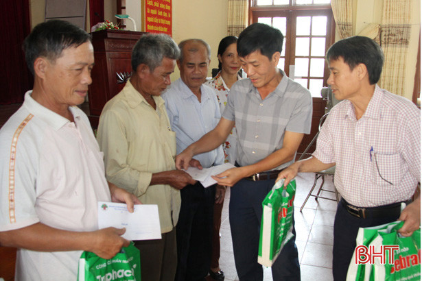 Nhiều phần quà đến với người cao tuổi Nghi Xuân