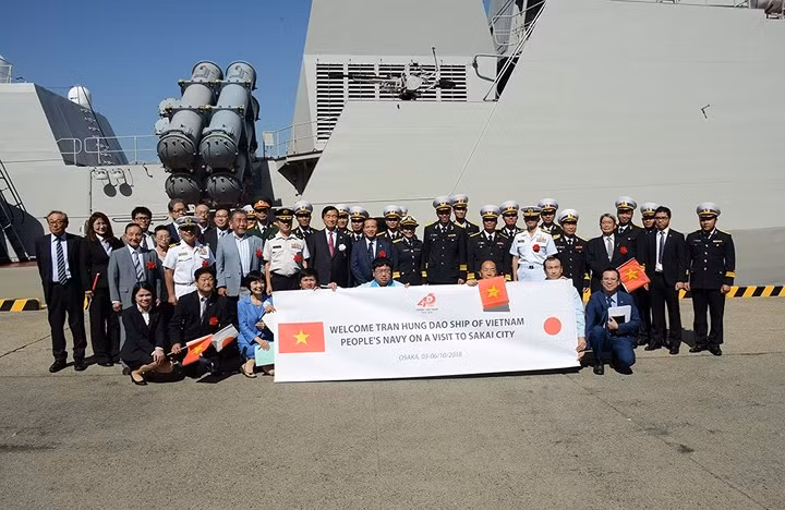 Chùm ảnh Tàu Hải quân Việt Nam được chào đón ở Osaka Nhật Bản