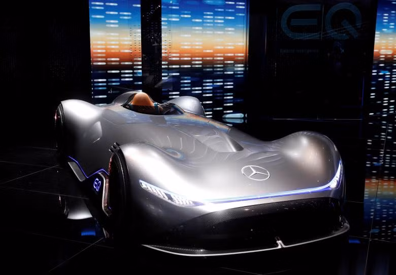 VinFast trông ra sao bên các hãng xe lớn tại Paris Motor Show