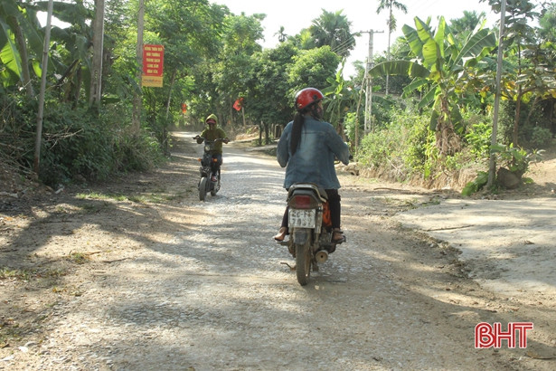 Vất vả vào Hương Thủy vì đường xuống cấp nghiêm trọng