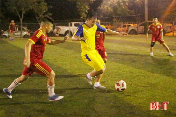 Khởi tranh Giải bóng đá lão tướng Thành phố Hà Tĩnh