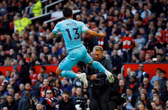 M.U 3-2 Newcastle: Ngược dòng không tưởng