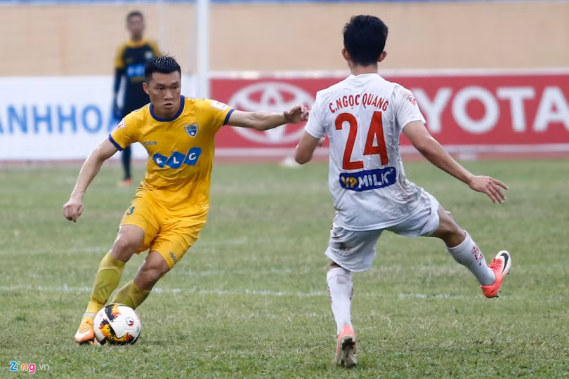 Một cầu thủ Nghệ An khác đang chơi bóng ở đội hàng xóm Thanh Hóa là Trần Đình Đồng. Hậu vệ cánh này được trọng dụng tại AFF Cup 2016 dưới thời Hữu Thắng. Bản thân Đình Đồng là mẫu hậu vệ có trình độ, chơi cần cù, an toàn và rất đa năng. Anh rời Nghệ An sau mùa giải 2015. Công Phượng, Phi Sơn và đội hình sao gốc Nghệ khuynh đảo V.League