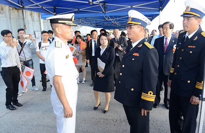 Chùm ảnh Tàu Hải quân Việt Nam được chào đón ở Osaka Nhật Bản