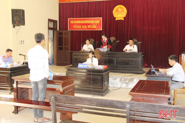 Đối tượng “nhí” lĩnh án về tội “Cướp giật tài sản”