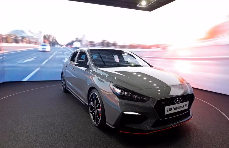 VinFast trông ra sao bên các hãng xe lớn tại Paris Motor Show