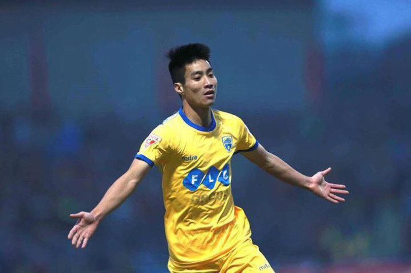 Đá cặp với Hoàng Thịnh ở trung tâm sẽ là tiền vệ trụ Hoàng Văn Bình. Cựu tuyển thủ quốc gia này có lối chơi thông minh và đầy kỹ thuật. Anh đã có 2 chức vô địch V.League 2014 và 2015 cùng Bình Dương. Văn Bình có thêm 2 mùa giải ở Thanh Hóa trước khi trở lại SLNA hồi đầu năm. Nhưng rõ ràng, những tháng ngày đẹp nhất trong sự nghiệp của anh đã không dành cho quê hương. Công Phượng, Phi Sơn và đội hình sao gốc Nghệ khuynh đảo V.League