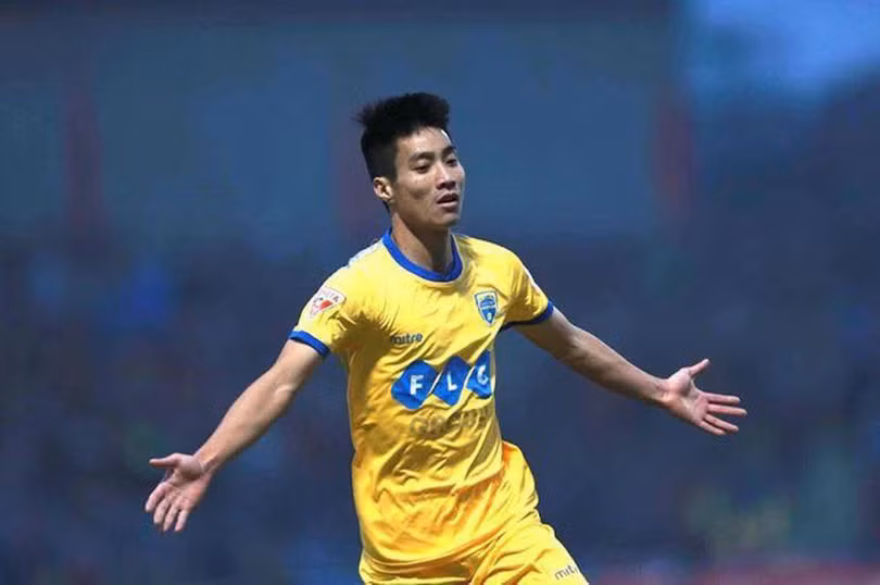 Đá cặp với Hoàng Thịnh ở trung tâm sẽ là tiền vệ trụ Hoàng Văn Bình. Cựu tuyển thủ quốc gia này có lối chơi thông minh và đầy kỹ thuật. Anh đã có 2 chức vô địch V.League 2014 và 2015 cùng Bình Dương. Văn Bình có thêm 2 mùa giải ở Thanh Hóa trước khi trở lại SLNA hồi đầu năm. Nhưng rõ ràng, những tháng ngày đẹp nhất trong sự nghiệp của anh đã không dành cho quê hương. Công Phượng, Phi Sơn và đội hình sao gốc Nghệ khuynh đảo V.League