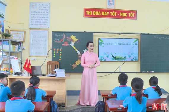 Giáo viên vừa giảng bài vừa giải thích tên địa danh sau sáp nhập chưa có trong SGK