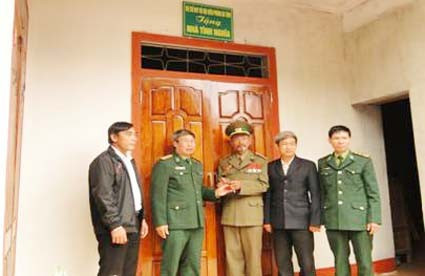BĐBP Hà Tĩnh bàn giao nhà tình nghĩa cho thương binh Nguyễn Gia Ngưỡng nguyên là cán bộ trong lực lượng BĐBP đã nghỉ hưu, có hoàn cảnh gia đình đặc biệt khó khăn.