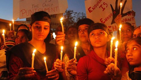 Phụ nữ Ấn Độ cầu nguyện cho cô gái bị cưỡng hiếp và đã tử vong