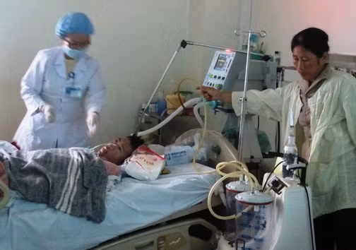 Để duy trì sự sống cho anh Bản, cả đội ngũ y bác sỹ lẫn gia đình luôn phải túc trực thường xuyên