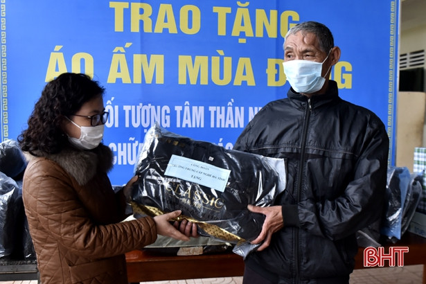 Trao áo ấm cho người tâm thần ở Trung tâm Chữa bệnh - Giáo dục - Lao động xã hội Hà Tĩnh