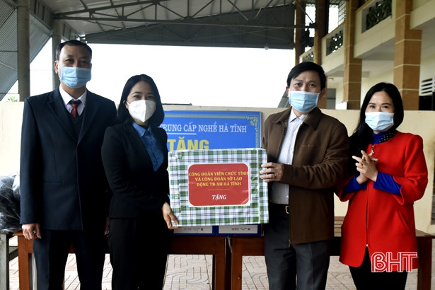 Trao áo ấm cho người tâm thần ở Trung tâm Chữa bệnh - Giáo dục - Lao động xã hội Hà Tĩnh