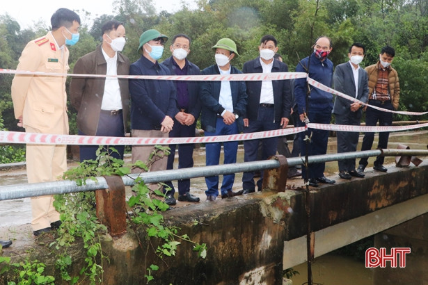 Vào cuộc khắc phục tạm thời tình trạng mất ATGT tại khúc cua “tử thần” ở Vũ Quang