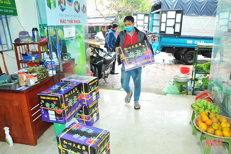 Người dân Hà Tĩnh đội mưa “giải cứu” thanh long ứ đọng ở cửa khẩu Tân Thanh