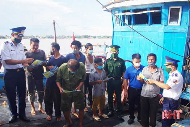 Cảnh sát biển cấp phát 19.500 tờ rơi về chống khai thác bất hợp pháp trên biển