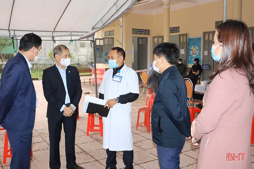 Tập trung đẩy nhanh tiến độ tiêm vắc-xin phòng COVID-19