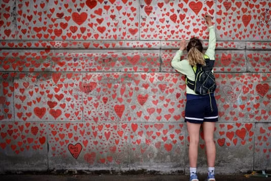 Biến thể Omicron: Năm COVID-19 thứ 3 ảm đạm hay khởi đầu cho sự kết thúc đại dịch?