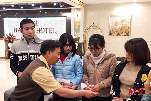 Công ty Tân Nhật Hồng trao 48 suất quà cho trẻ em Hà Tĩnh bị mù đa tật