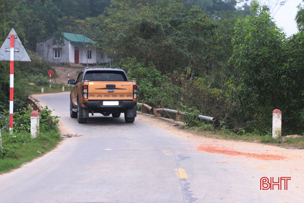 Vào cuộc khắc phục tạm thời tình trạng mất ATGT tại khúc cua “tử thần” ở Vũ Quang
