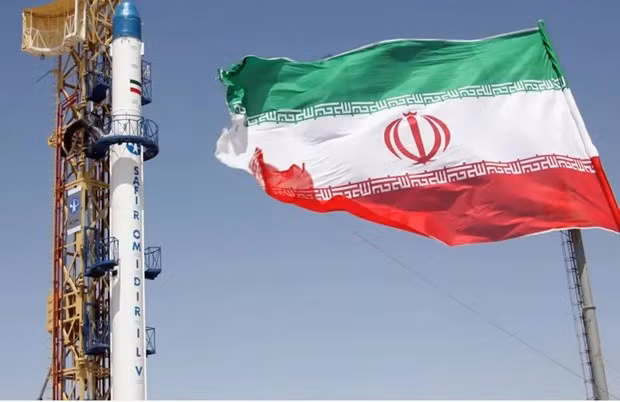 Iran phóng một tên lửa mang nhiều thiết bị vào không gian