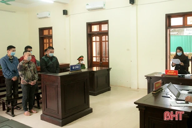 Mua bán, tàng trữ trái phép chất ma túy, 5 bị cáo lĩnh 201 tháng tù giam