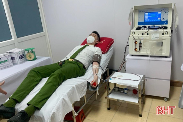 2 chiến sĩ Công an Hà Tĩnh hiến máu cứu bệnh nhân suy đa tạng