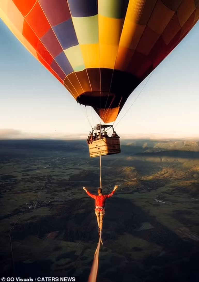 Kỷ lục thế giới mới: Bước đi trên dây ở độ cao... 1.900 mét