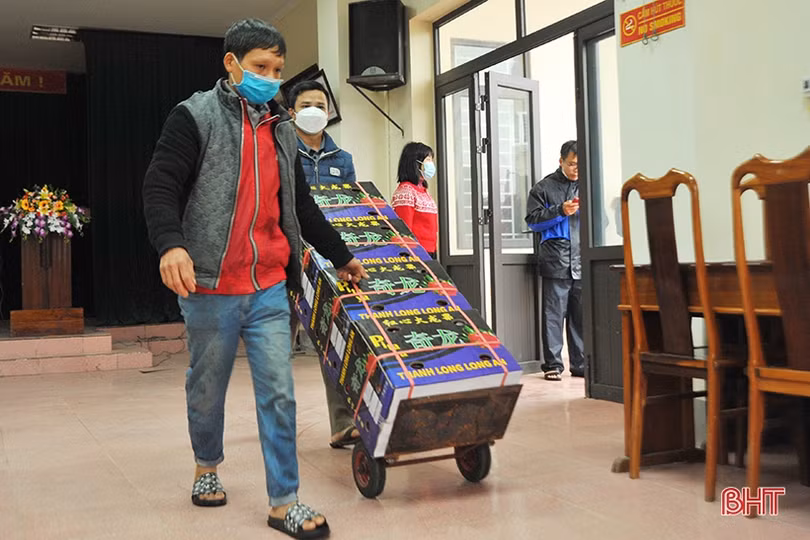 Người dân Hà Tĩnh đội mưa “giải cứu” thanh long ứ đọng ở cửa khẩu Tân Thanh 