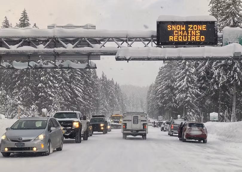 Tuyết dày kỷ lục phủ trắng ở Mỹ, Nhật