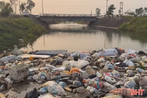 Kênh dẫn nước thành kênh... chứa rác!