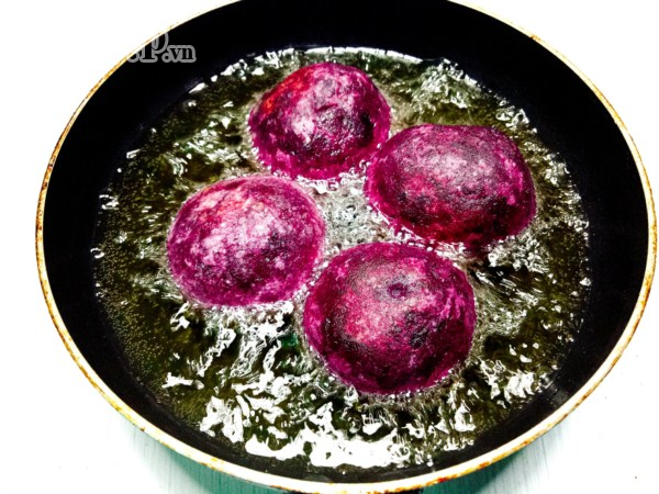 Bánh khoai lang tím bọc sữa ngậy thơm, ăn một lần là nhớ cả đời