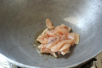 Khéo tay làm món bí đỏ xào thịt gà ngọt thơm cho bữa tối