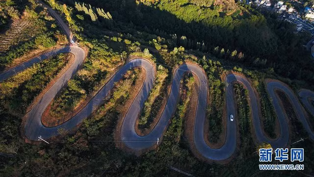 Choáng với con đường dài hơn 6km nhưng có tới 68 khúc cua