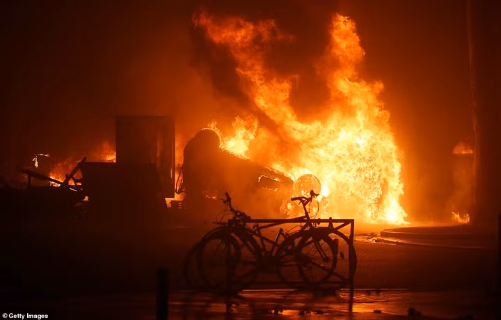 Bãi chiến trường giữa Thủ đô Paris hoa lệ sau bạo loạn