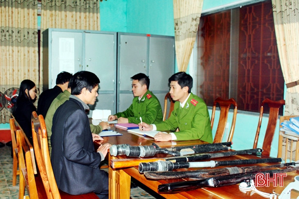 Công an huyện Kỳ Anh thu hồi hàng trăm loại vũ khí, công cụ hỗ trợ