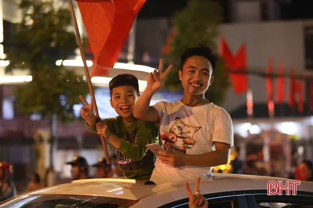 CĐV Hà Tĩnh vui mừng khi Việt Nam vào chung kết AFF Cup 2018