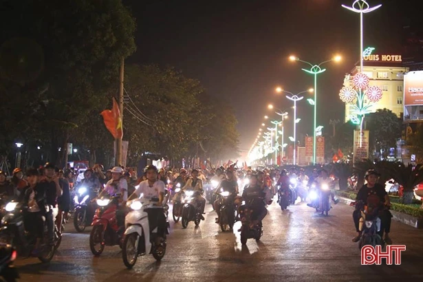 CĐV Hà Tĩnh vui mừng khi Việt Nam vào chung kết AFF Cup 2018