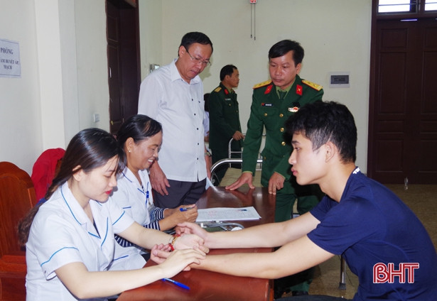 Cẩm Xuyên tổ chức khám sức khỏe cho thanh niên tham gia nhập ngũ
