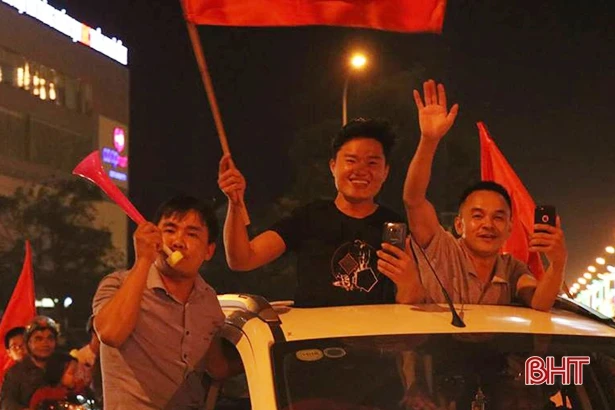 CĐV Hà Tĩnh vui mừng khi Việt Nam vào chung kết AFF Cup 2018
