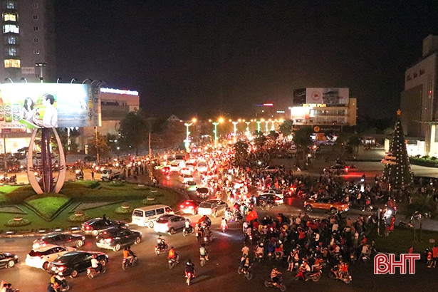 CĐV Hà Tĩnh vui mừng khi Việt Nam vào chung kết AFF Cup 2018