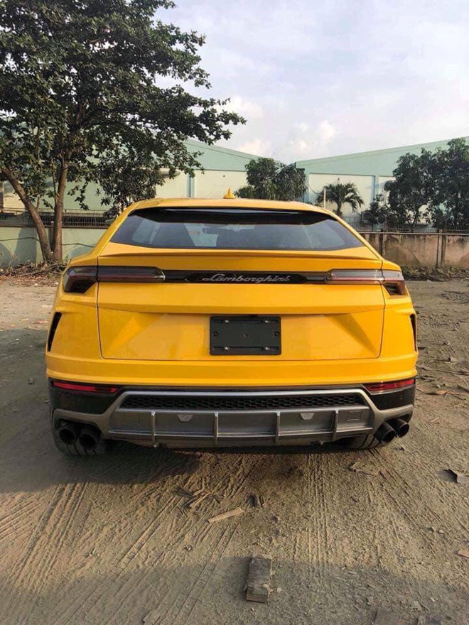 Thêm một chiếc Lamborghini Urus màu vàng cập bến Việt Nam