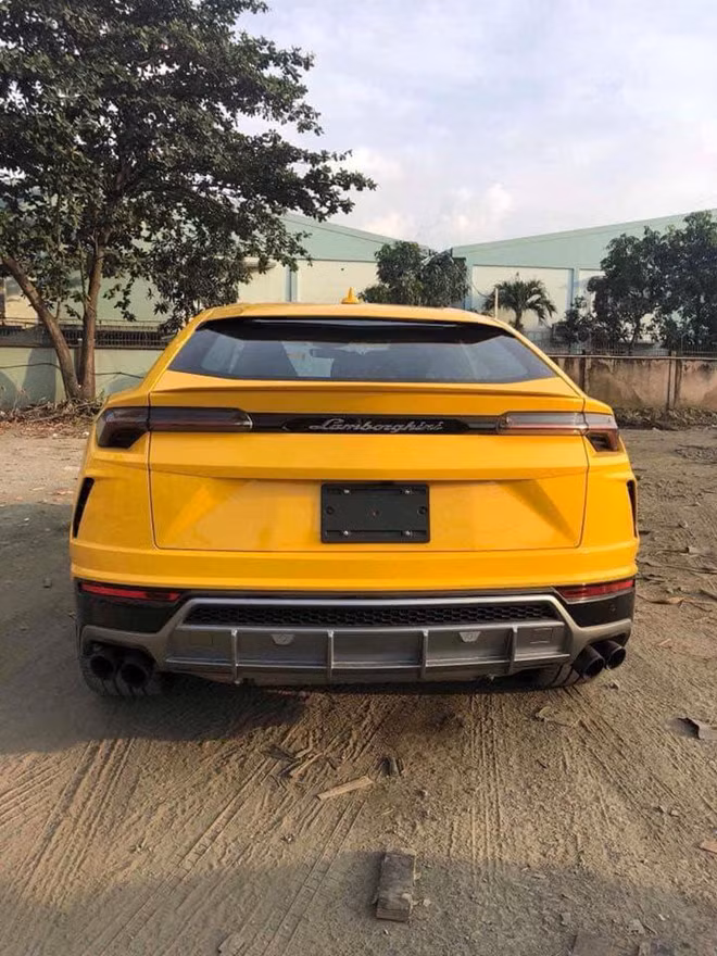 Thêm một chiếc Lamborghini Urus màu vàng cập bến Việt Nam