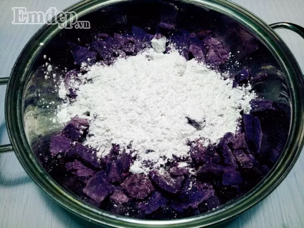 Bánh khoai lang tím bọc sữa ngậy thơm, ăn một lần là nhớ cả đời