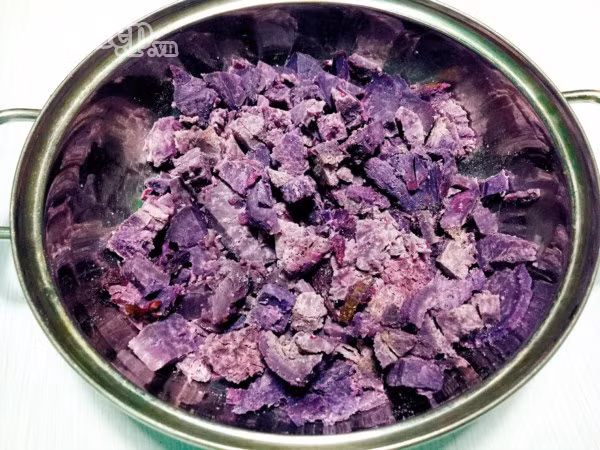 Bánh khoai lang tím bọc sữa ngậy thơm, ăn một lần là nhớ cả đời